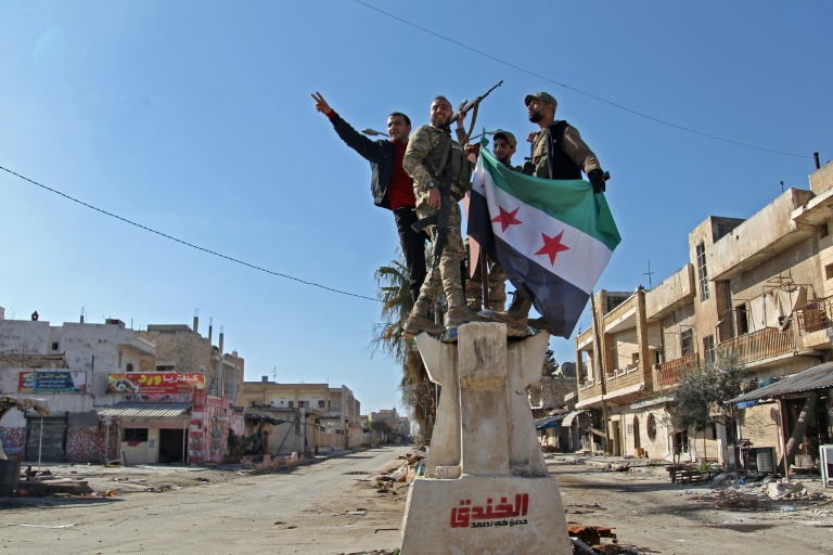 مقاتلون سوريون مدعومون من تركيا يحتفلون باستعادة مدينة سراقب شرقي محافظة إدلب، 27 شباط/فبراير 2020