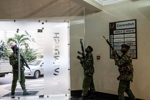 عناصر من قوات الامن الكينية تطوّق المجمع الفندقي في نيروبي اثر الهجوم عليه في 15 يناير 2019 