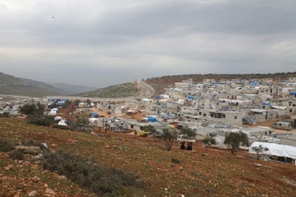 سوريون يبحثون عن الأمان قرب الحدود التركية