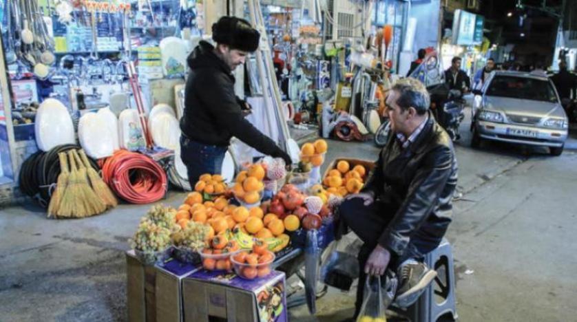 إيراني يشتري الفاكهة في طهران (أرشيفية- وكالة مهر)