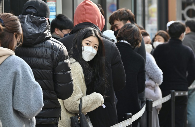 سكان يصطفون لشراء أقنعة في دايغو في كوريا الجنوبية في 27 شباط/فبراير 2020