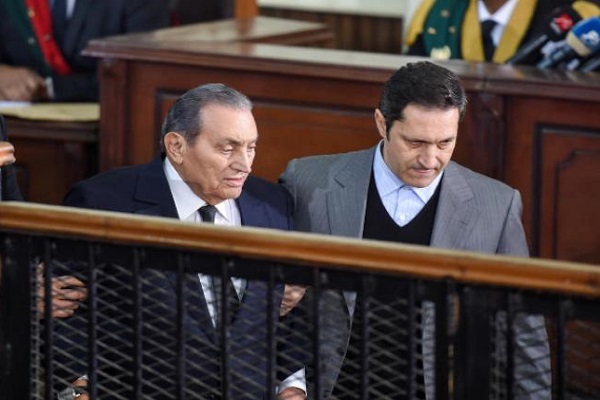 الرئيس المصري الأسبق حسني مبارك بصحبة نجله علاء خلال الإدلاء بشهادته في قضية اقتحام السجون