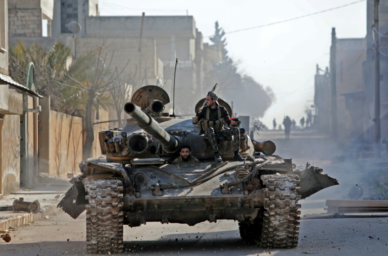 مقاتلون سوريون مدعومون من تركيا في دبابة في بلدة سراقب بمحافظة إدلب في شمال غرب سوريا في 27 شباط/فبراير 2020.