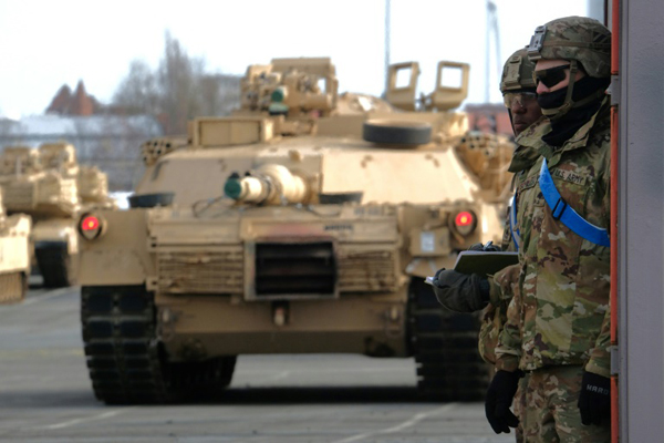 جنود أميركيون ينزلون دبابات أبرامز أم1 في ميناء بريمرهافن في الولايات المتحدة في 21 فبراير 2020