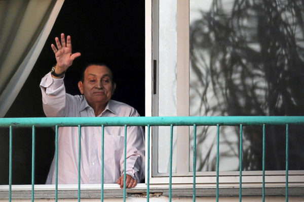 مبارك ملوّحًا لأنصاره من شرفة المستشفى ـ صورة أرشيفية