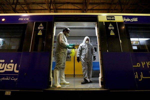 عمال بلدية طهران يقومون بتنظيف قطار مترو لتجنب انتشار فيروس كورونا