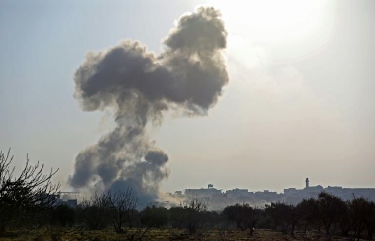 دخان يتصاعد بعد غارة جوية لطيران النظام السوري على قرية النيرب في محافظة ادلب في 25 شباط/فبراير 2020