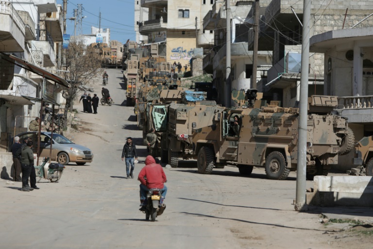 آليات عسكرية تابعة لفصائل مقاتلة مدعومة من تركيا في قرية بنش بمحافظة إدلب في شمال غرب سوريا في 26 شباط/فبراير 2020