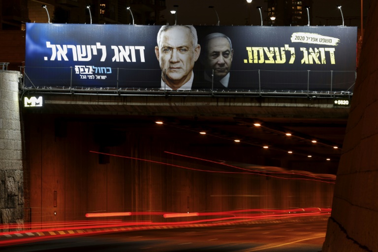 لافتة دعائية في القدس لزعيم تحالف 