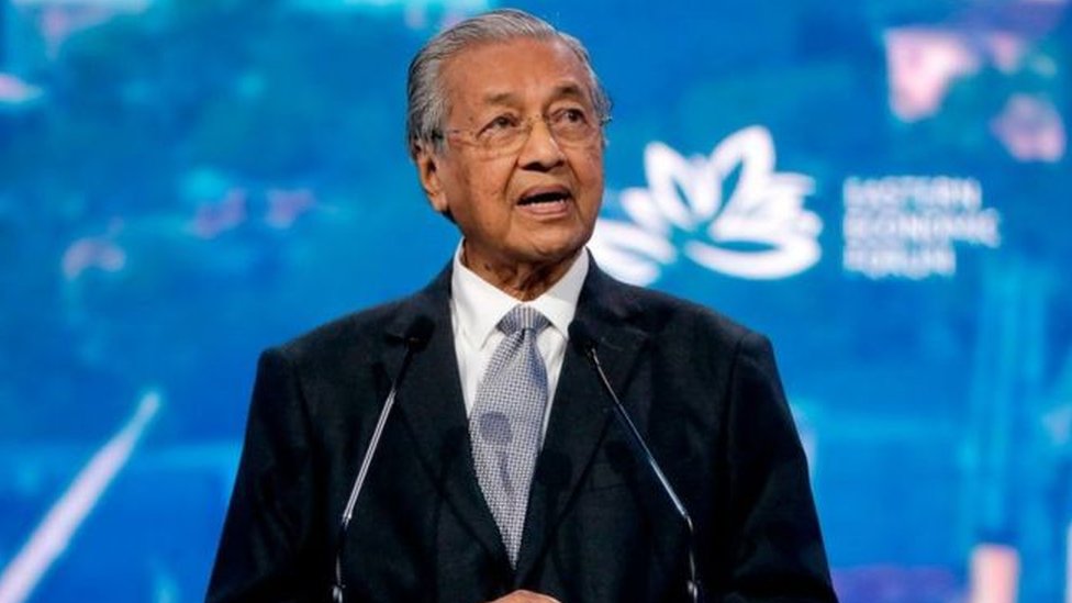 مهاتير محمد، رئيس وزراء ماليزيا، يستقيل بشكل مفاجئ