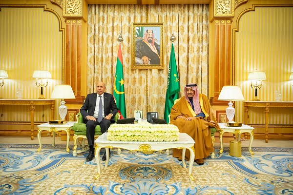 الملك سلمان بن عبد العزيز والرئيس محمد ولد الشيخ الغزواني خلال جلسة المباحثات