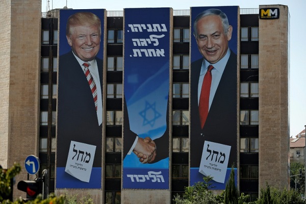 لافتة انتخابية لحزب الليكود على واجهة إحدى المباني في القدس، يظهر فيها رئيس الوزراء الإسرائيلي بنيامين نتانياهو والرئيس الأميركي دونالد ترمب في 4 سبتمبر 2019