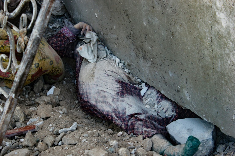 جثة امراة عالقة بين الانقاض بعد قصف لقوات النظام السوري في مدينة بنش في محافظة ادلب في 25 شباط/فبراير 2020