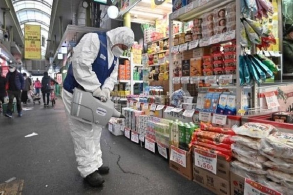 عامل يرشّ مطهراً للحد من انتشار فيروس كورونا في كوريا الجنوبية