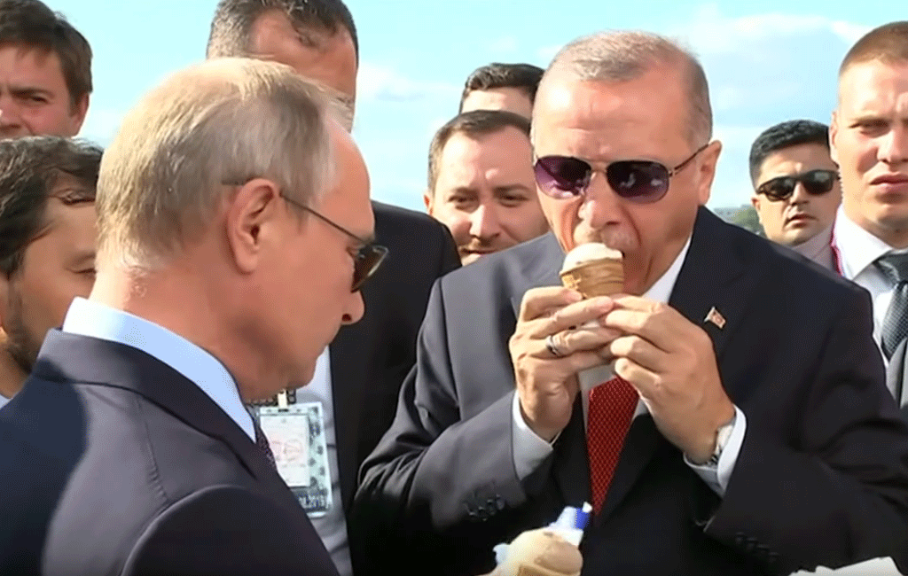 بوتين يشتري الآيس كريم لأردوغان في سوتشي (الغارديان)