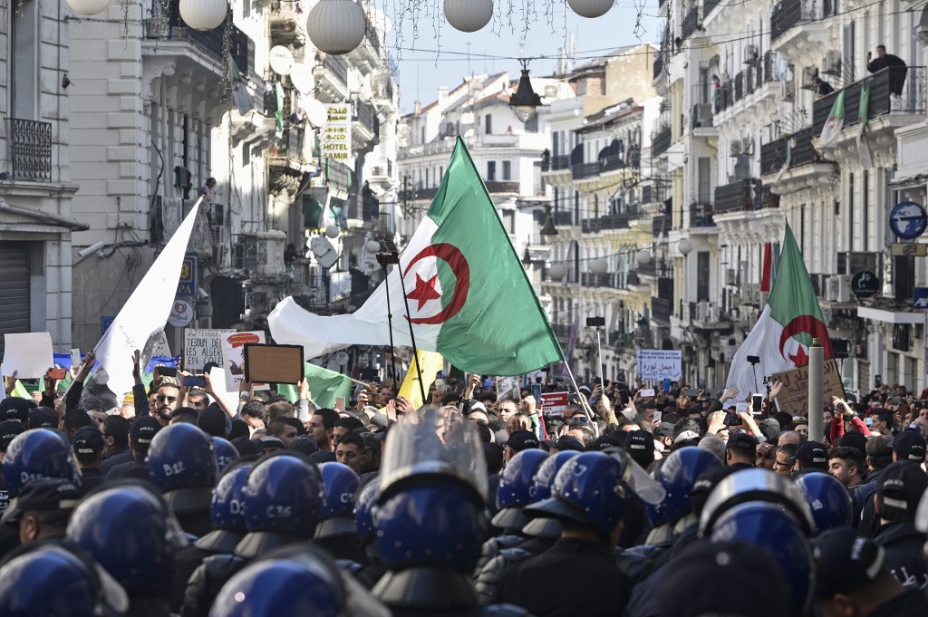 الحراك الجزائري مستمر رغم تنازلات النظام