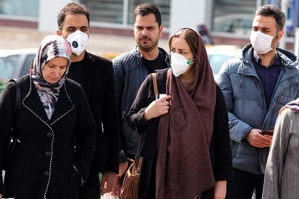 إيرانيون يرتدون أقنعة واقية في طهران