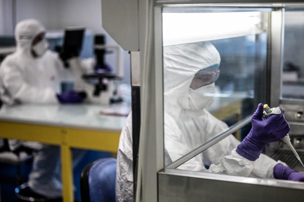 باحثون في مخبر بمدينة ليون الفرنسية يعملون على إيجاد مضاد لفيروس كورونا