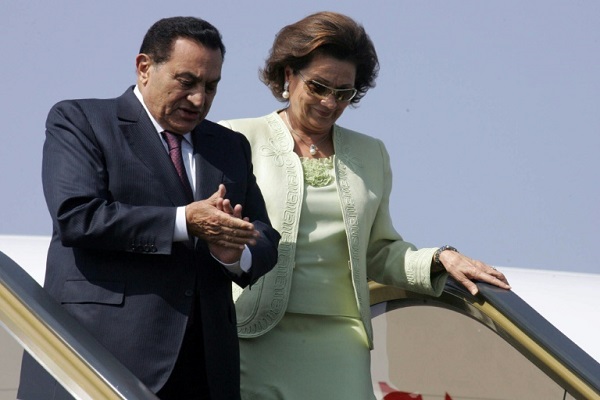 الرئيس المصري الأسبق حسني مبارك وزوجته جهان يصلان عام 2006 - أرشيفية