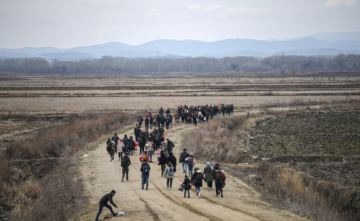 اليونان تمنع دخول مئات المهاجرين عند حدودها مع تركيا
