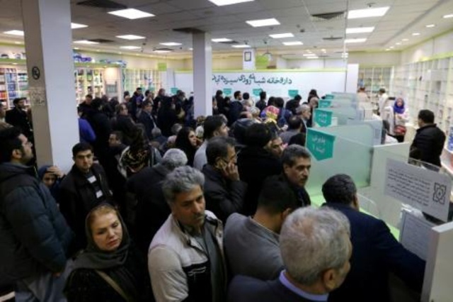 إيرانيون بانتظار الحصول على أدوية في صيدلية 
