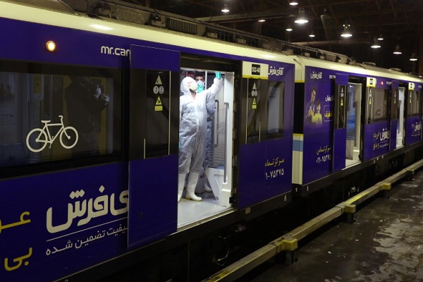 موظف يعقّم عربة مترو في طهران ضمن الجهود الساعية إلى كبح انتشار فيروس كورونا المستجد