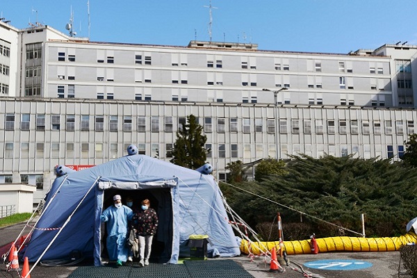 امرأة تغادر خيمة طبية للفحص اقيمت أمام مسستشفى في كريمونا بشمال ايطاليا في 4 مارس 2020