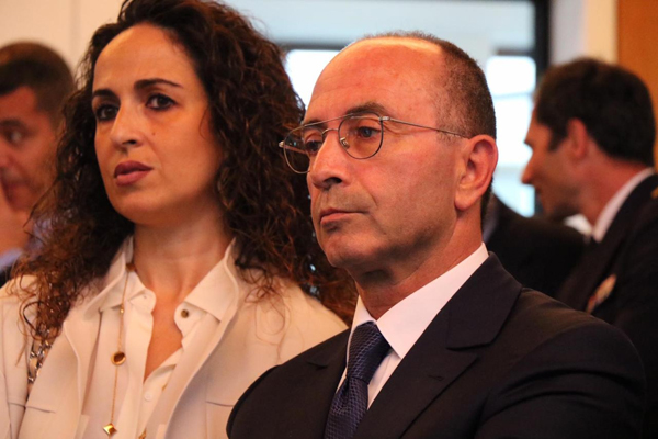 نور الدين بنسودة وعقيلته خلال ترشيحه برسام جوقة الشرف 