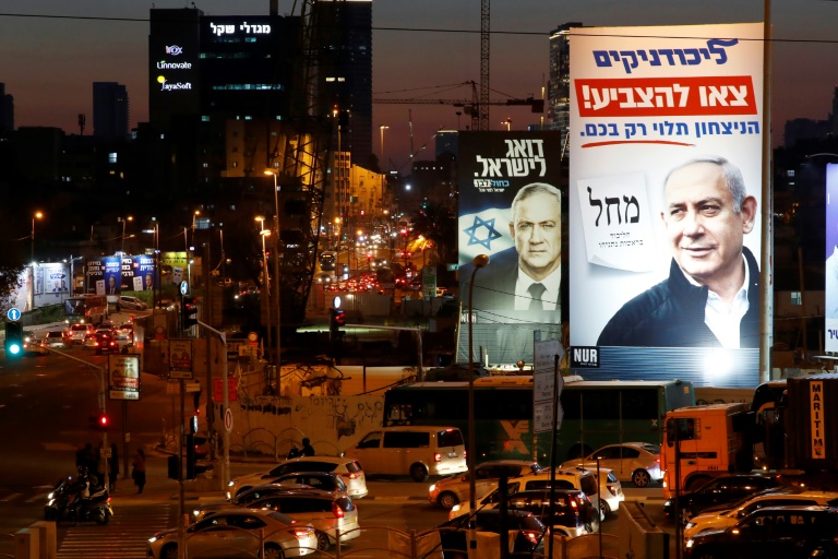 لوحة دعائية لزعيم حزب الليكود بنيامين نتانياهو (يمين) ولوحة ثانية لخصمه زعيم التحالف الوسطي أزرق أبيض، بيني غانتس في مدينة بني براك الإسرائيلية في 26 شباط/فبراير 2020