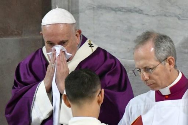 البابا فرانسيس اثناء صلاته في الفاتيكان في 26 شباط/فبراير 2020