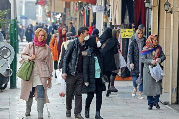 مشاة في بازار تجريش في العاصمة الإيرانية طهران في 29 فبراير 2020