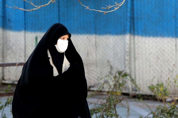 امرأة ترتدي قناعا واقيا في طهران