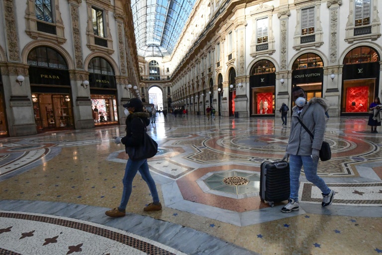 سياح يرتدون أقنعة واقية وسط ميلانو بتاريخ 28 شباط/فبراير 2020