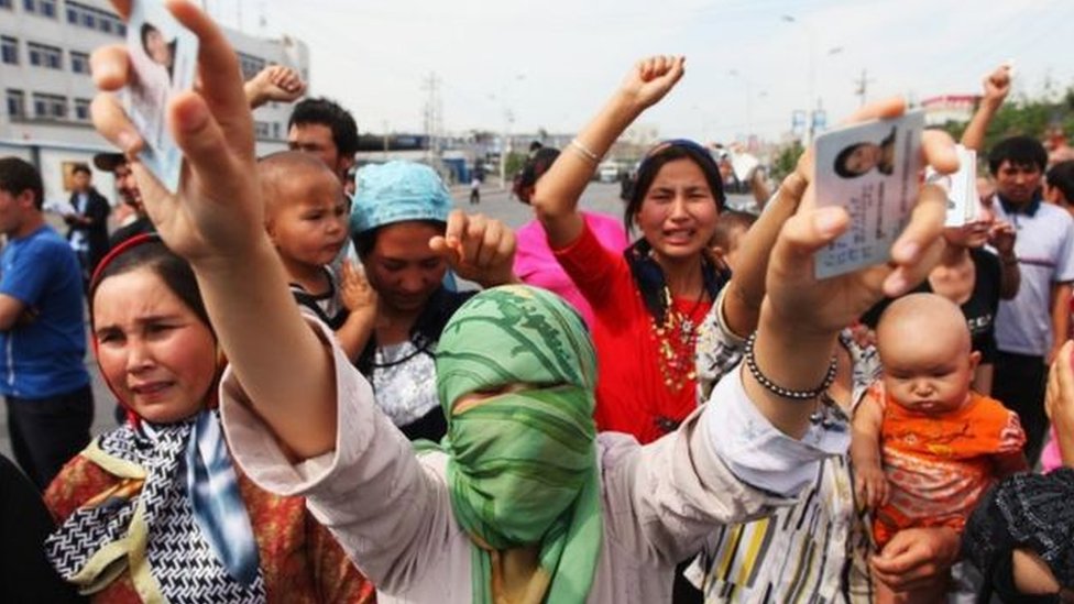 مسلمو الإيغور: تقرير حديث يتهم السلطات في الصين بإجبار الآلاف على العمل في مصانع لشركات أجنبية شهيرة