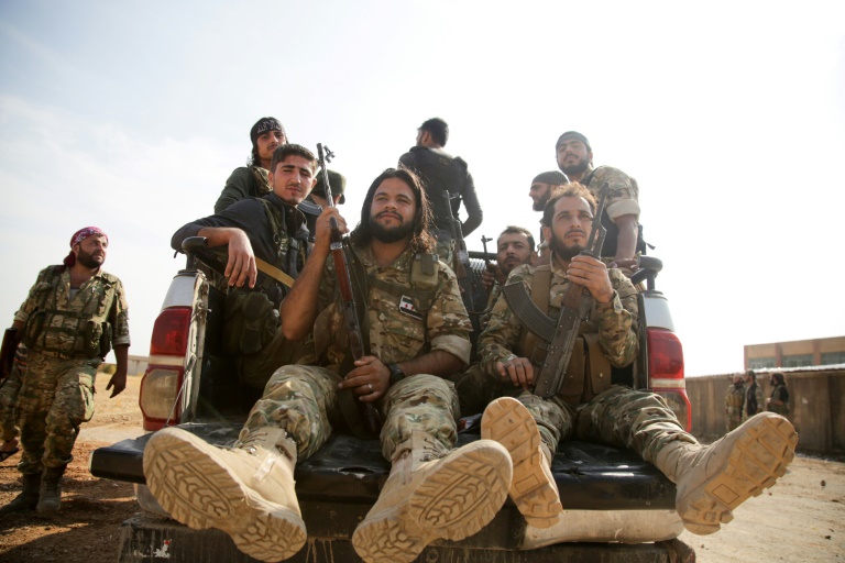 مقاتلون سوريون موالون لأنقرة على طريق بين تل أبيض وكوباني في 22 تشرين الأول/اكتوبر 2019