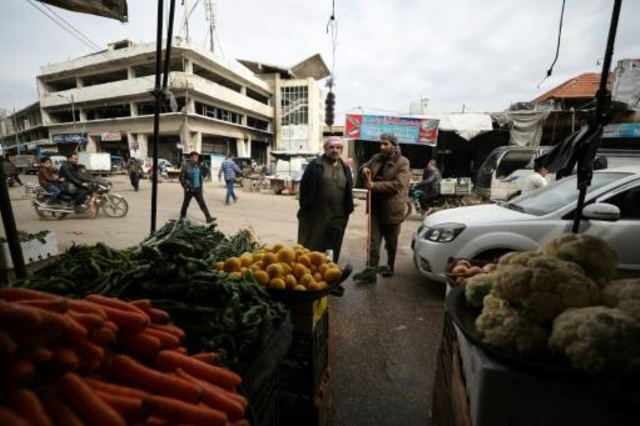 سوريون في سوق للخضار في مدينة إدلب في 6 آذار/مارس 2020 غداة بدء وقف لاطلاق النار أعلنته روسيا وتركيا بعد أكثر من ثلاثة أشهر من التصعيد العسكري في شمال غرب سوريا