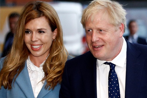 بوريس جونسون رئيس وزراء بريطانيا وشريكته كاري سيموندس يعلنان أنهما مخطوبان وينتظران مولوداً