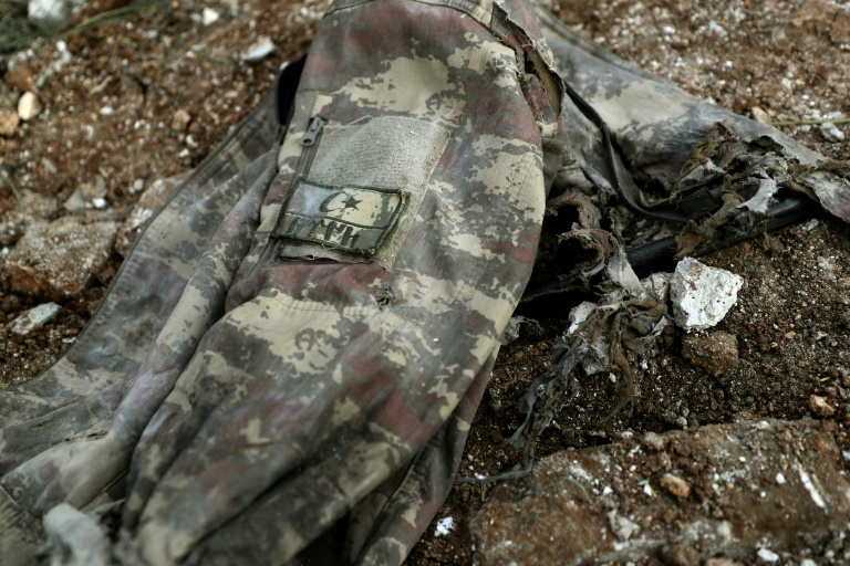 صورة تظهر سترة عسكري تركي عند موقع ضربات شنها النظام السوري في قرية بليون في إدلب في 28 شباط/فبراير 2020