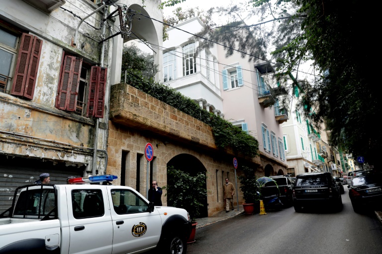 سيارة تابعة للقوى الأمنية اللبنانية متوقفة أمام المنزل الذي يفترض أن كارلوس غصن موجود فيه في بيروت في 31 كانون الأول/ديسمبر 2019