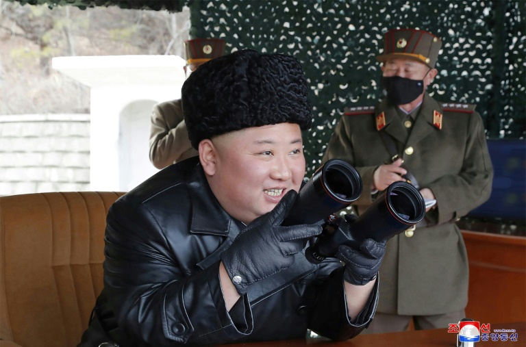 الزعيم الكوري الشمالي كيم جونغ أون أثناء إشرافه على الاختبار الذي جرى في منطقة لم يتم الكشف عنها