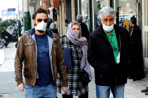 مواطنون إيرانيون يضعون أقنعة للوقاية من فيروس كورونا المستجد
