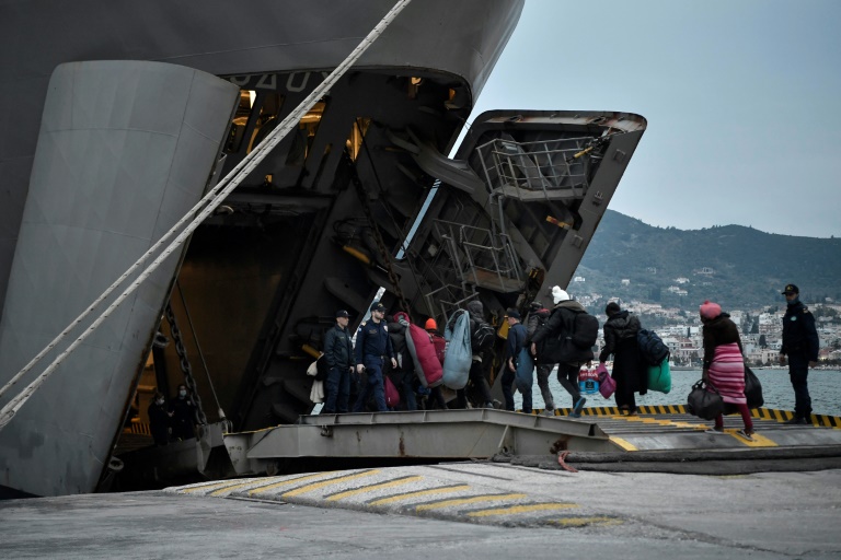 اولى مجموعات اللاجئين والمهاجرين الواصلين إلى جزيرة ليسبوس اليونانية وهم بصدد الصعود إلى سفينة خصصت لإيوائهم، 4 آذار/مارس 2020.