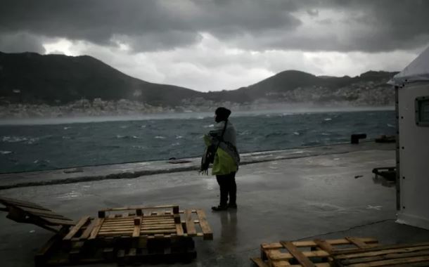 يونانيون في ليسبوس يمنعون قوارب تقل مهاجرين من الرسو