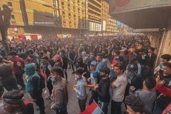  متظاهرو الاحتجاجات العراقية لدى سيطرتهم من الامن على ساحة الخلاني في وسط بغداد