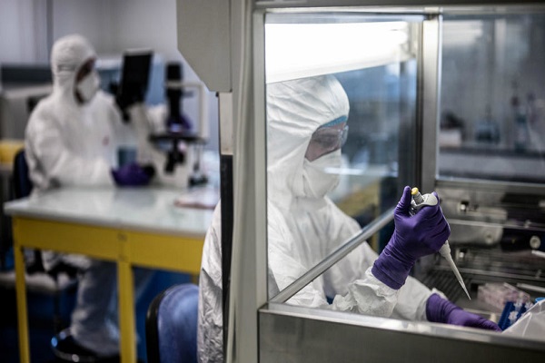 باحثون في مخبر بمدينة ليون الفرنسية يعملون على إيجاد مضاد لفيروس كورونا، 5 فبراير/شباط 2020 © أ ف ب