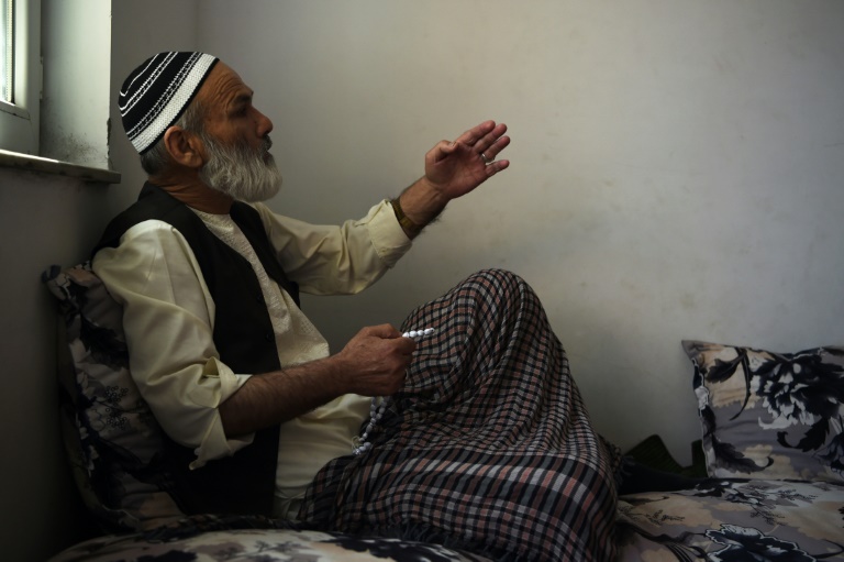 صورة ملتقطة في 22 آب/اغسطس 2019 تظهر عبد السلام (67 عاما) وهو من المجاهدين السابقين متحدثا خلال مقابلة مع وكالة فرانس برس في منزله في كابول