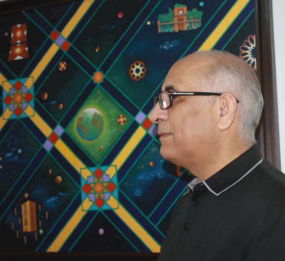 الفنان عز الدين الهاشمي الادريسي الى جانب بعض لوحاته 