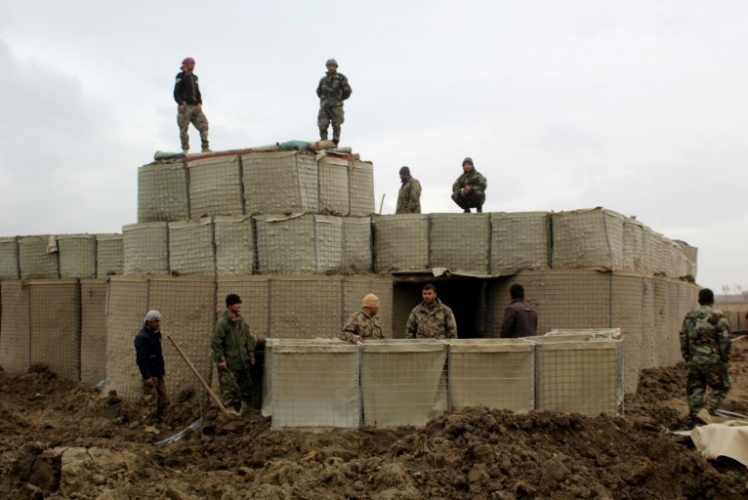 عناصر أمن في موقع للجيش في قندوز، بعد هجوم لطالبان في 4 مارس 2020