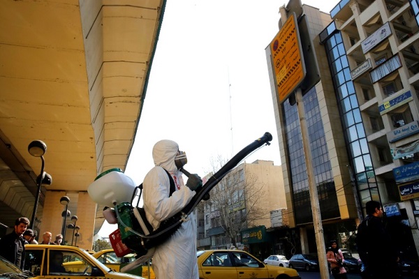 عامل يعقم شارعاً في العاصمة الإيرانية طهران في 5 آمارس 2020