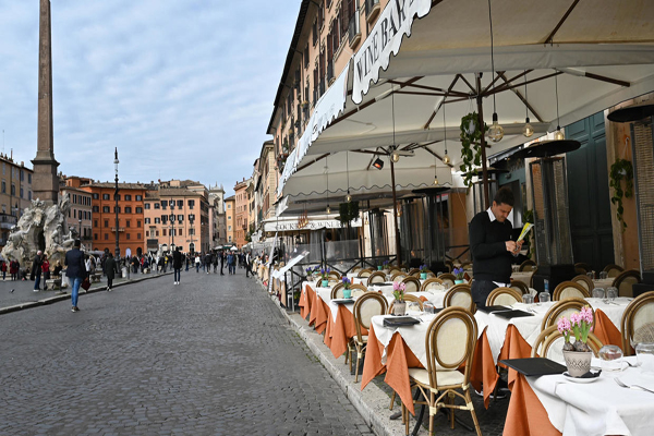 مقاهٍ ومطاعم فارغة في إيطاليا